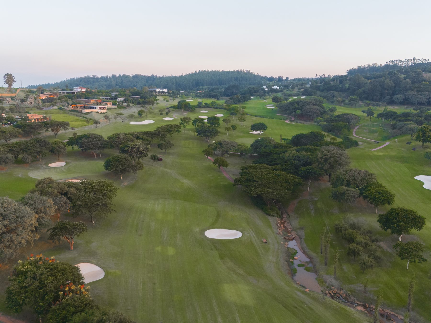Vista aérea do campo de golfe da Fazenda da Grama, com bunkers de areia e árvores